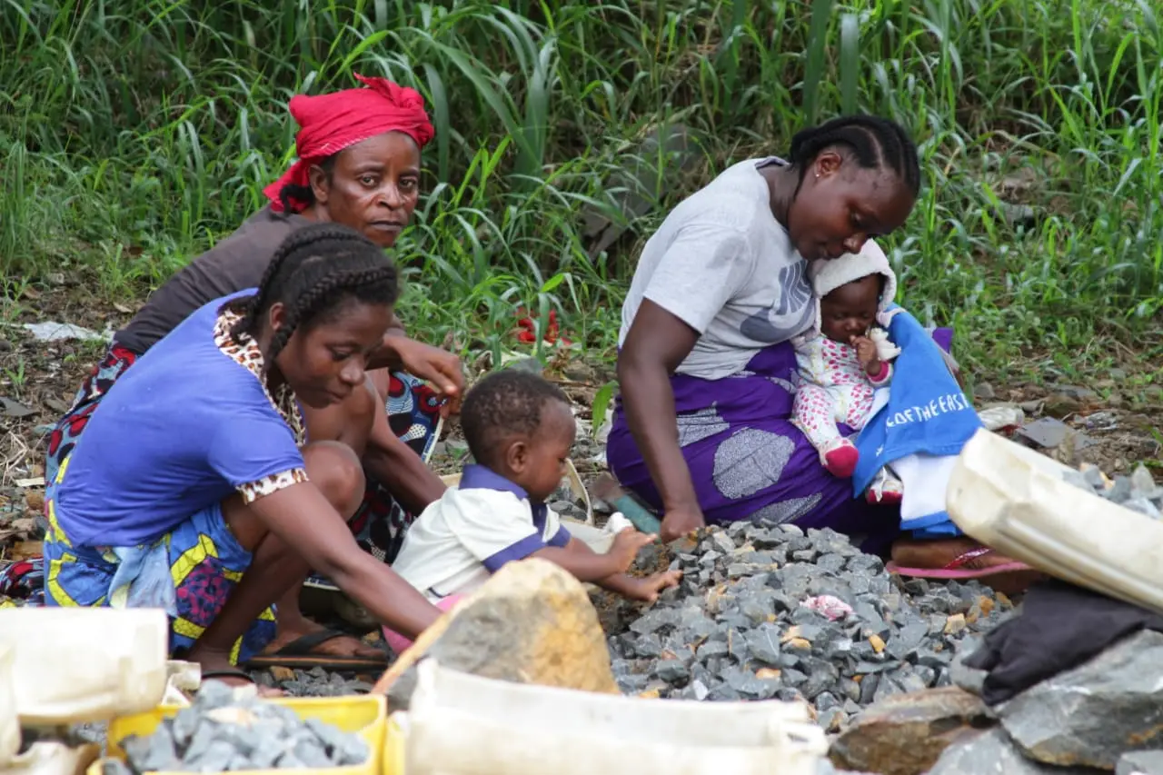 Women and their children breaking stones by hand to support their families